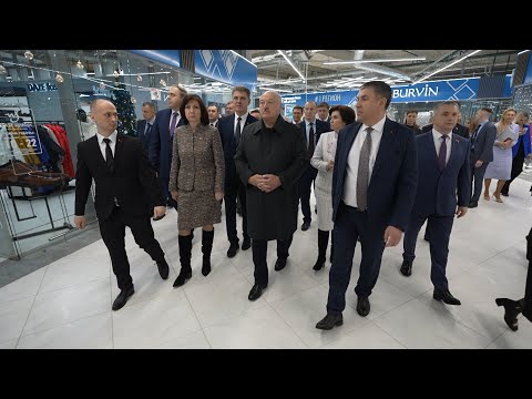 Видео: Лукашенко в ТЦ: Ты посмотри, ЧТО они творят! Страшно в руки взять / "Першы нацыянальны гандлёвы дом"