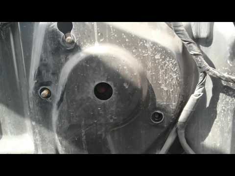 Видео: Как снять стеклоподъёмник на Nissan Primera P10