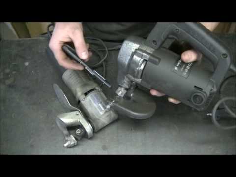 Видео: Обзор электрических ножниц Титан ПВН66-32 и Интерскол НН-2,5/520