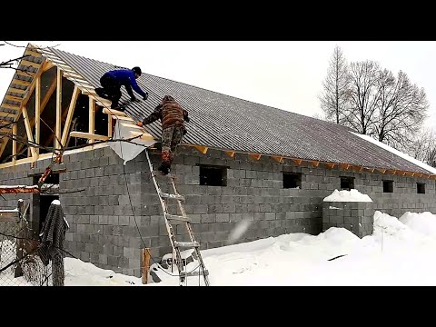 Видео: КУПИЛИ ДОМ В ДЕРЕВНЕ. СДЕЛАЛИ ИДЕАЛЬНУЮ КРЫШУ НА БОЛЬШОЙ ФЕРМЕ