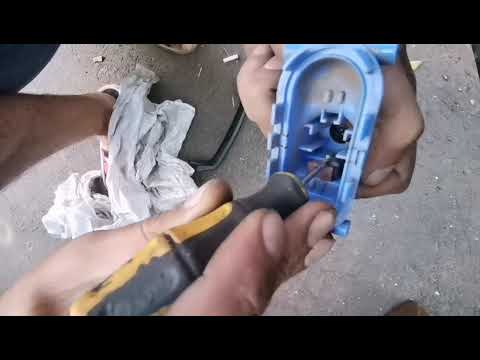 Видео: Audi 100 c3 1986 обслуживание вкумного активатора двери