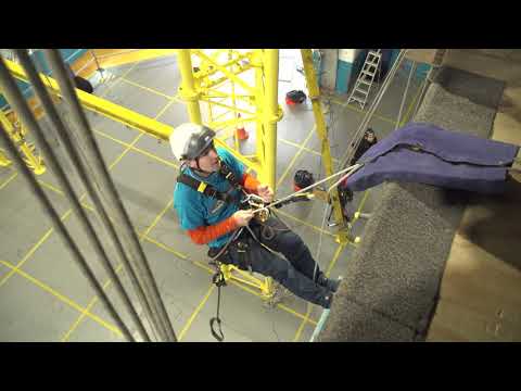 Видео: Спуск по канату через 90-градусный край. 2020.
