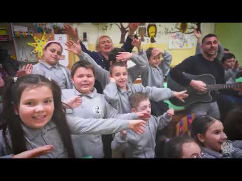 Видео: КИРИЛИЦА - НАЈУБАВО И НАЈДОБРО СЕ ПЕЕ НА МАЈЧИНИОТ ЈАЗИК!