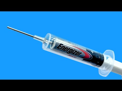 Видео: Просто вставьте старую батарейку в шприц, и вы будете поражены результатами!