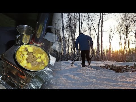 Видео: Интересные АРТЕФАКТЫ в зимнем лесу! Поход с ночевкой. ЖАРЕННАЯ КОЛБАСКА И КАРТОШЕЧКА НА ПЛИТЕ!
