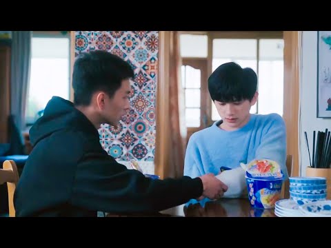 Видео: Он случайно увидел шрамы на руке мальчика и решил позволить мальчику переехать к нему.