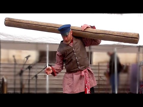 Видео: Русский богатырь танцует с бревном, шашками, дубиной и оглоблей.