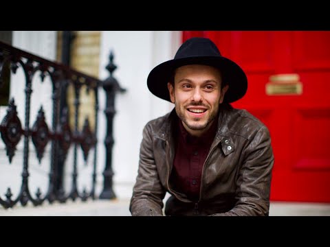 Видео: Знакомство с музыкой и новые эксперименты: лидер группы SunSay Андрей Запорожец в гостях "Утро Дома"