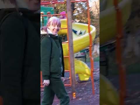 Видео: #vlog Погода отличная, гуляем в парке с мамой и сестрой. Сижу на лавочке. Красивые урны. Осень🍁🍁🍁🍁🍁🍁