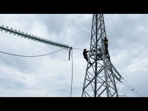 Видео: Закрепление и визирование проводов на анкерно-угловых опорах У500н-1