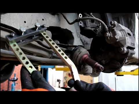 Видео: Замена левого ШРУС на Toyota Duet 1,0 Тойота Дуэт 2000 года