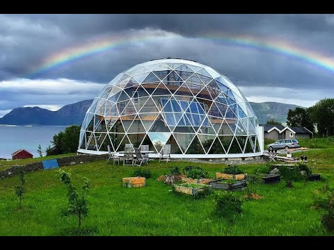 Видео: Купольный дом. Cаманный экодом под стеклянным куполом в Норвегии