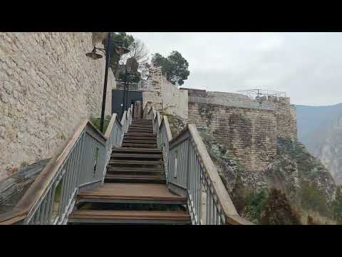 Видео: Амасья. Турецкая Венеция. Место захоронения Митридада и других царей Понта,  выдолбленные в скале.