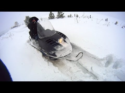 Видео: Снегоход Буран в глубоком мокром снегу. Заводим без стартера.