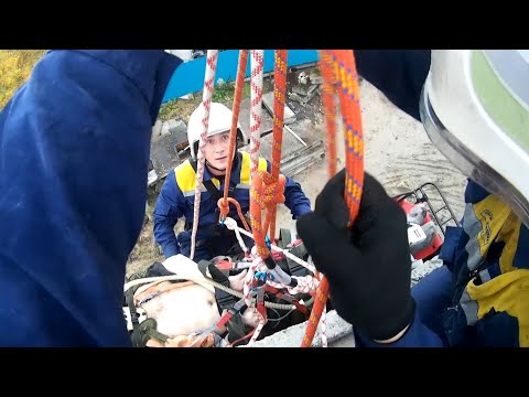 Видео: Сургутские спасатели эвакуировали тяжелораненого рабочего.