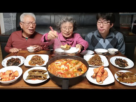 Видео: Острый Dongtae Jjigae (обжаренный лопух, приготовленные на пару листья периллы, рецепт)