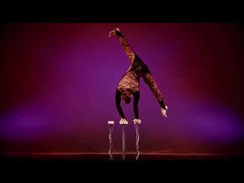 Видео: Акробатический номер - каучук-эквилибр на тростях