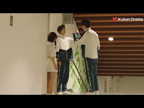 Видео: Когда другие утешали девушку, главный герой ревновал, говоря: «Ты не можешь цепляться за нее».