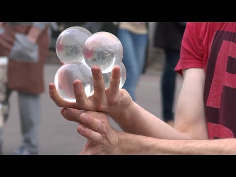 Видео: Контактное жонглирование стеклянными шарами.Жонглирование вслепую