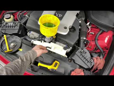 Видео: Как слить охлаждающую жидкость и удалить воздух из системы охлаждения