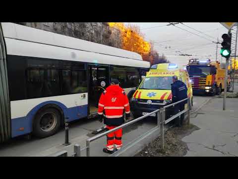Видео: [Rīgas satiksme] Троллейбус 27561 "догнал" 27548: Последствия аварии (Вид со стороны тротуара)