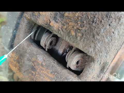 Видео: Клинит суппорт. Закис цилиндр суппорта. Быстрое и дешёвое решение.