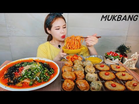 Видео: Субтитры) Spicy red pepper paste noodles. Kimchi dumplings. Pork dumplings REAL SOUND. ASMR. MUKBANG