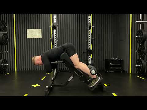 Видео: ГИПЕРЭКСТЕНЗИЯ НА ЗАДНЮЮ ПОВЕРХНОСТЬ БЕДРА. Пример объяснения упражнения.