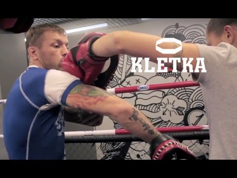 Видео: Боковые удары в боксе — Урок 2, техника бокса, работа на лапах с Андреем Басыниным