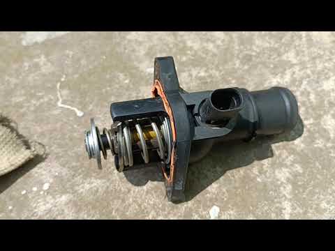 Видео: Заміна термостата на Skoda Octavia Tour A4 1.6