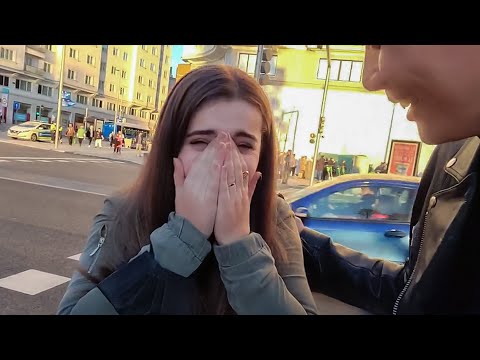 Видео: Что будет, если корейский мужчина бесплатно обнимет испанскую красавицу?