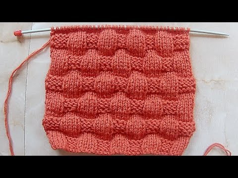 Видео: Объемный узор в виде шахматки Вязание спицами Видеоурок 131