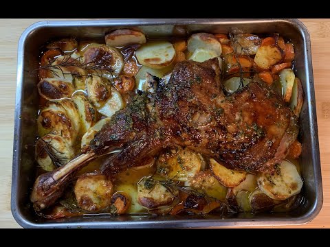 Видео: Лопатка ягненка в вине   Lamb shoulder in wine  ENG SUB