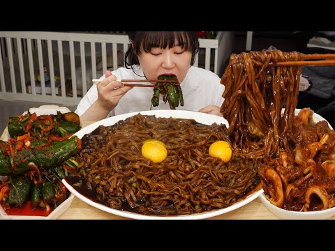 Видео: Осам Бульгоги [свинина, обжаренная с кальмарами] и огурцом Кимчи, лапша Чаджан