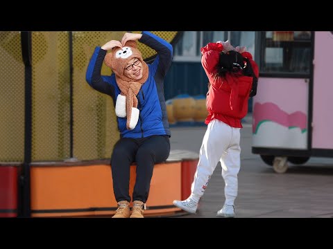 Видео: Как будут реагировать люди, когда им неожиданно сделает комплимент ребенок?