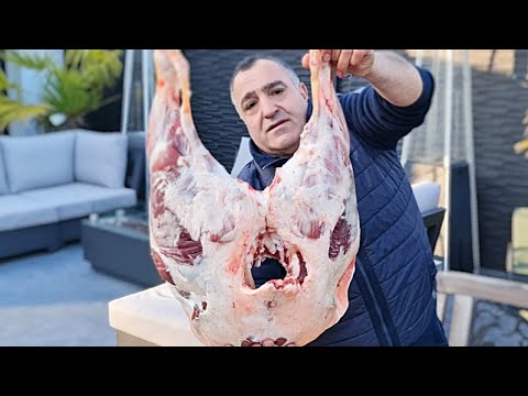 Видео: Здоровый кусок мяса в 13 кг, приготовленный в земле