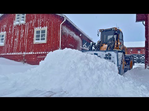 Видео: Уборка Снега на Ферме с Ljungby L15 и Отвалом с Крыльями
