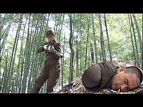 Видео: Японка-снайпер погналась за китайцем, тот упал на землю и притворился мертвым.