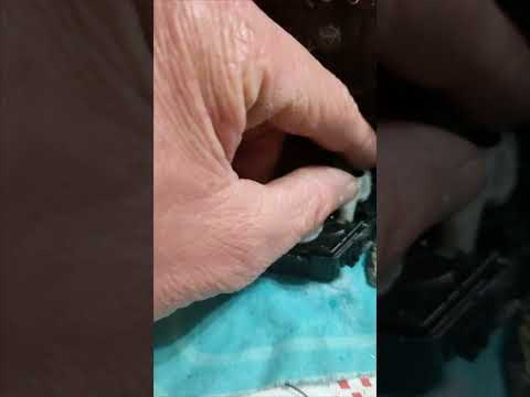 Видео: Ремонт замка водительской двери Лада Xray, выработка на толкателе концевика, Рено Логан, Сандеро. 
