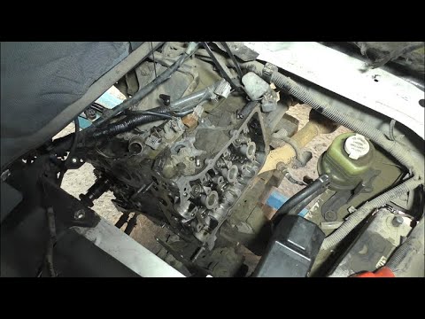 Видео: Замена маслосъёмных колпачков на Daihatsu Hijet 0,7 Дайхатсу Хайджет 2010 года 2часть