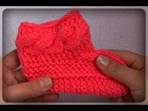 Видео: Детские носки с поперечной косой, вязание спицами