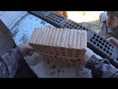 Видео: Живые кирпичи из колодца. Как выровнять смещенное кольцо. 