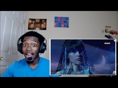 Видео: AMERICAN REACTS to ДИАНА АНКУДИНОВА - ВОРОНА | ШОУМАСКГООН😲👏