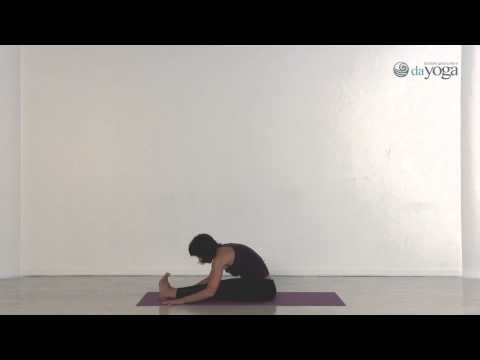 Видео: Пашчимоттанасана (Наклон к ногам сидя).