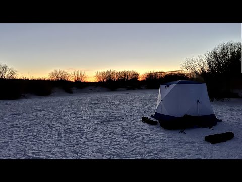 Видео: Один на льду! Зимняя рыбалка с комфортом