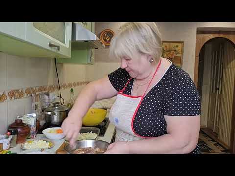 Видео: Десерт из яблок. Зеленый борщ.  сосиски в тесте. Рыба на луковой подушке. Рис на гарнир.