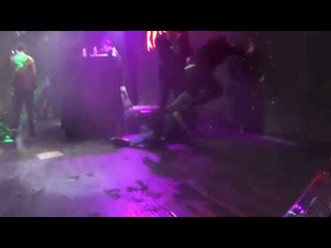 Видео: Кровосток Куртец (ЖЕСТЬ) Москва клуб Red 13/11/2015