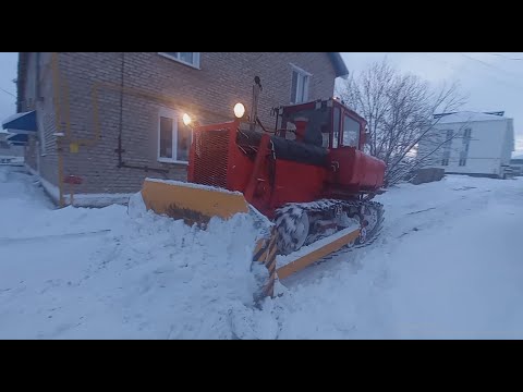 Видео: ДТ-75 Едем в центр, чистить снег.