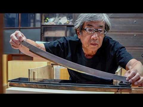 Видео: [Рисование линий длинным мечом] Опытные мастера, изготавливающие доски для го и сёги.
