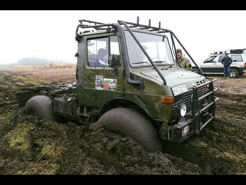 Видео: UNIMOG сел на МОСТЫ клиренса 70 см. не хватило ТЯНУТ ТРИ ЛЕБЕДКИ off road 4×4